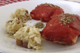 גלילות חזה עוף במילוי מג'דרה ברוטב עגבניות