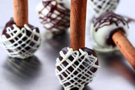 פטיפור קוקוס ושוקולד לבן בציפוי שוקולד על מקל קינמון