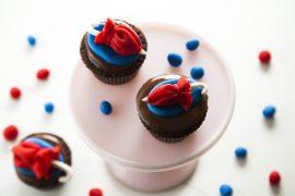 בצק סוכר: קאפקייקס חורפיים עם מטריה בצק סוכר: קאפקייקס חורפיים עם מטריה