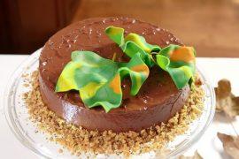 בצק סוכר: עוגת סתיו מעוטרת בעלי שלכת