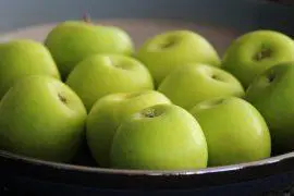 טארט טאטן עם תפוחים מקורמלים בסוכר, דבש ורימונים