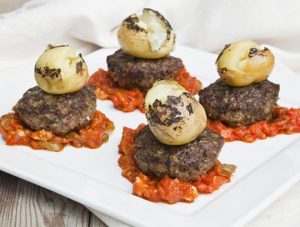 קבב עם תפוחי אדמה צלויים ורוטב עגבניות