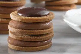 עוגיות סנדוויץ' עם קרם שוקולד