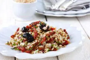 חיטת כוסמין איטלקית מוקפצת עם עגבניות מיובשות