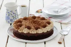 עוגת שכבות שוקולד וקרם קפה