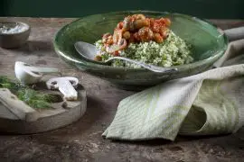 תבשיל מרוקאי של פטריות וחומוס על קוסקוס מתובל