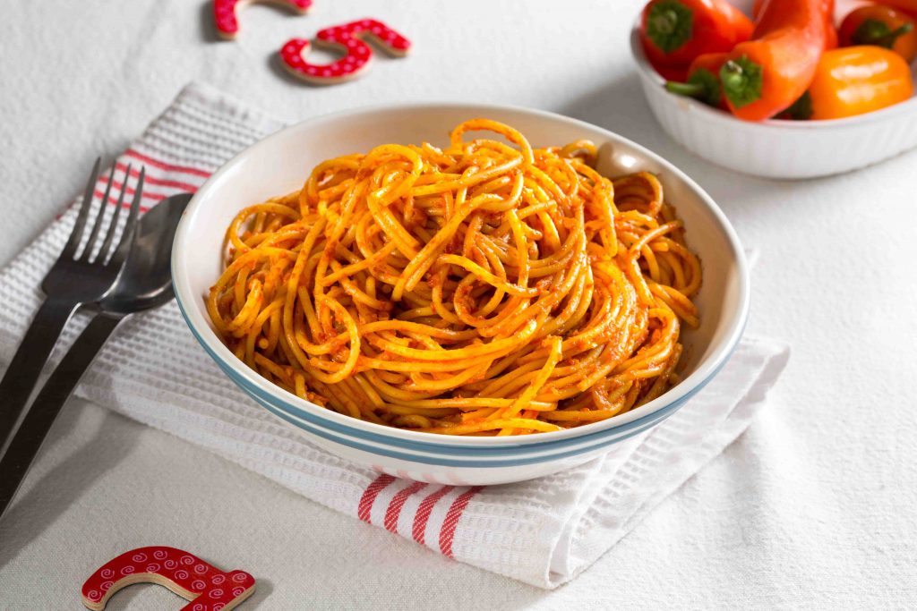 פסטה אדומה: ספגטי ברוטב עגבניות - מתכון ביתי של פעם