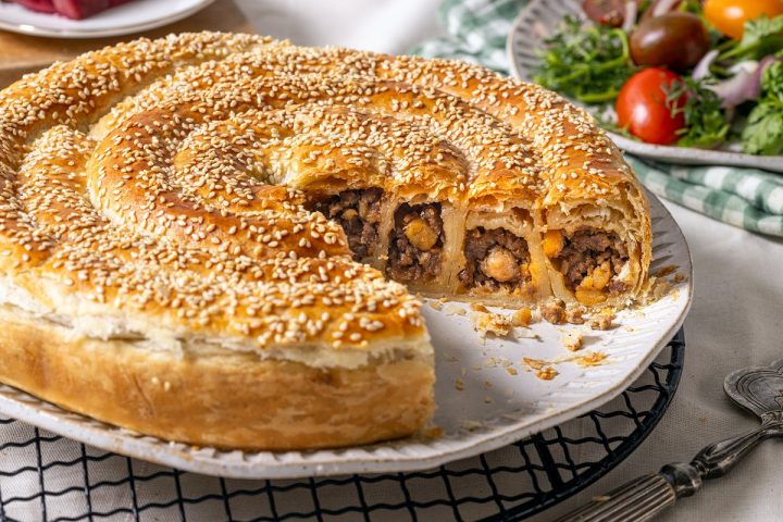 בורקס בשר עם חומוס – מאפה פריך, מתובל ומרשים