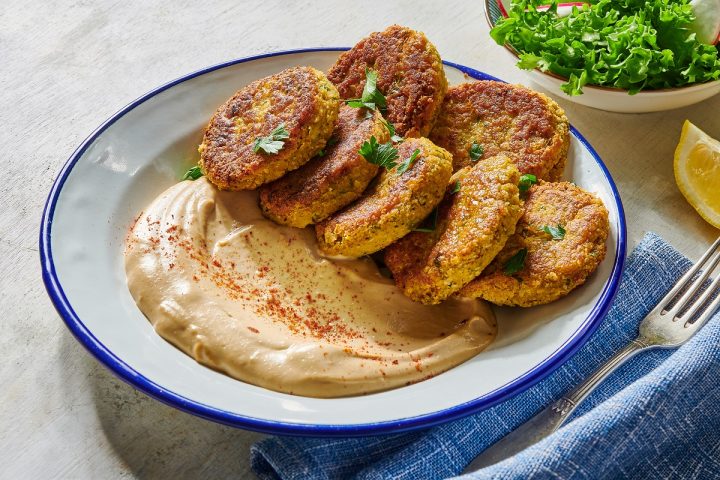 קציצות חומוס טבעוניות על מצע טחינה – פשוטות, זהובות וממכרות