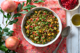 סלט עדשים ירוקות עם בטטה, רימון, שקדים ועשבי תיבול