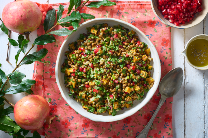 סלט עדשים ירוקות עם בטטה, רימון, שקדים ועשבי תיבול