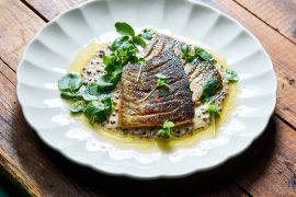 פורל על תבשיל עדשים שחורות בקרם פטריות