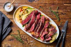 אנטריקוט עם סלט חם של חומוס וארטישוק