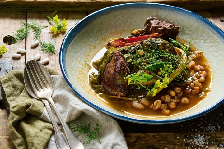 תבשיל בשר ביין עם שעועית, חומוס וירקות