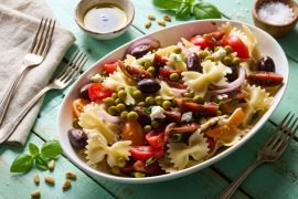 סלט פסטה קר עם אפונה, עגבניות וזיתים