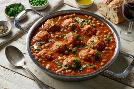 קציצות עוף עם אפונה ברוטב אדום