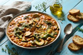 שעועית לבנה עם זוקיני ברוטב עגבניות על אורז