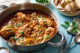 שוקי עוף עם שעועית לבנה ברוטב עגבניות בסיר אחד