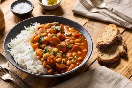 תבשיל שעועית לבנה ברוטב עגבניות עם קבנוס