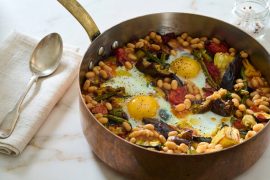 גיבץ׳ משפחתי אפוי עם ירקות, שעועית לבנה ברוטב עגבניות וביצים